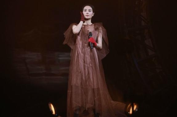 走调与破音：王菲被请下了神坛？