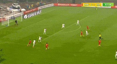 国足活该再被喷！激怒球迷的不是输球，而是这位“散步”国脚