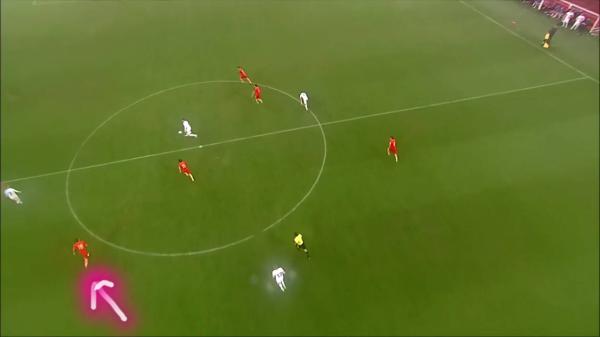 国足活该再被喷！激怒球迷的不是输球，而是这位“散步”国脚