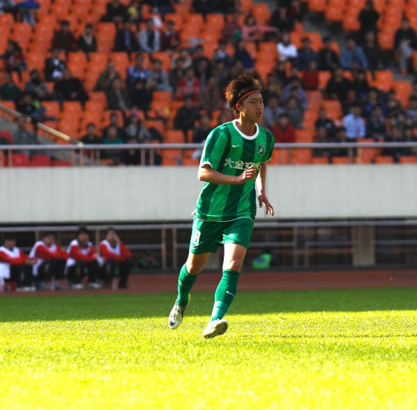 国足活该再被喷！激怒球迷的不是输球，而是这位“散步”国脚