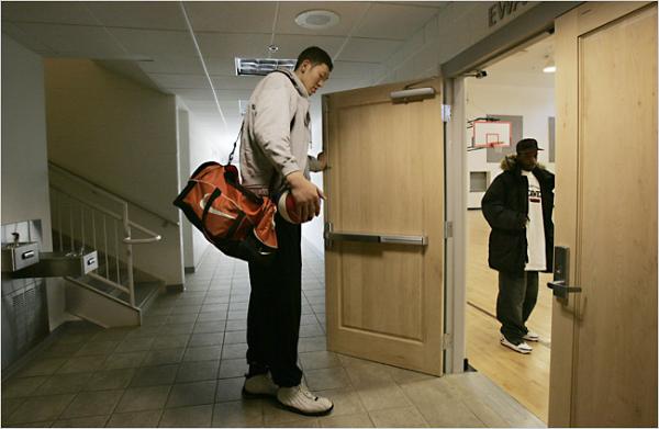 《精绝古城》里的“大粽子”是CBA球员！他的身高远超姚明