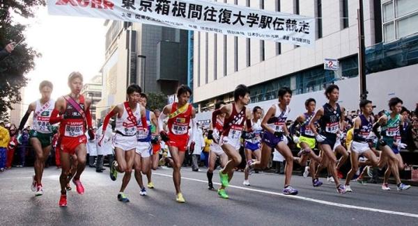 这项日本跑赛收视率比春晚还高，选手记者甚至带尿片上场