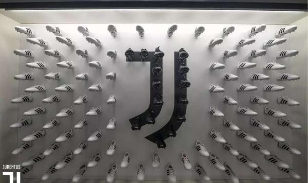 百年尤文把队徽改成了这样，球迷吐槽：这是要签林俊杰？