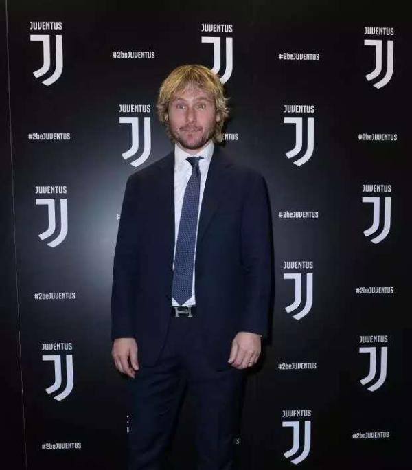 百年尤文把队徽改成了这样，球迷吐槽：这是要签林俊杰？