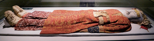 出土了大量汉代织锦的尼雅墓地墓主中很可能包括精绝国王