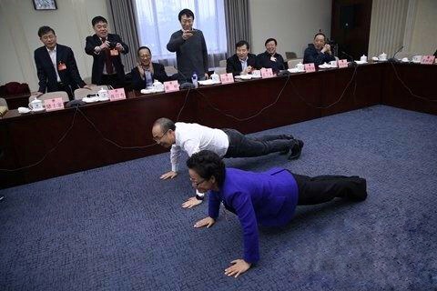 潘石屹北京市两会现场比试俯卧撑，一小时能做1000个