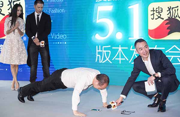 潘石屹北京市两会现场比试俯卧撑，一小时能做1000个