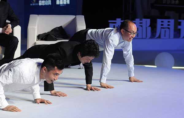 潘石屹北京市两会现场比试俯卧撑，一小时能做1000个