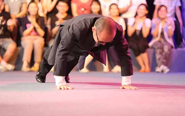 潘石屹北京市两会现场比试俯卧撑，一小时能做1000个