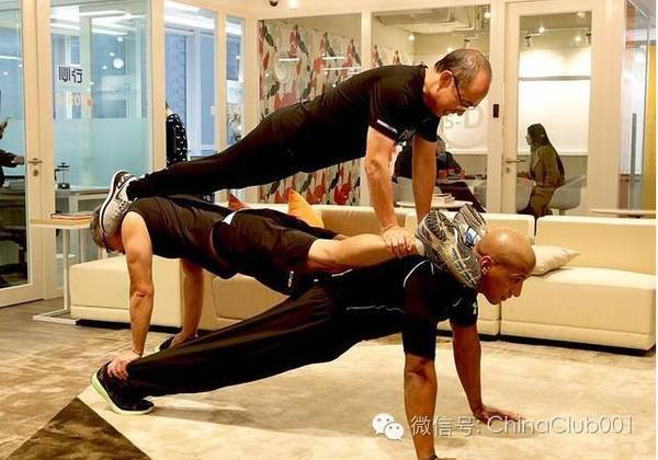 潘石屹北京市两会现场比试俯卧撑，一小时能做1000个