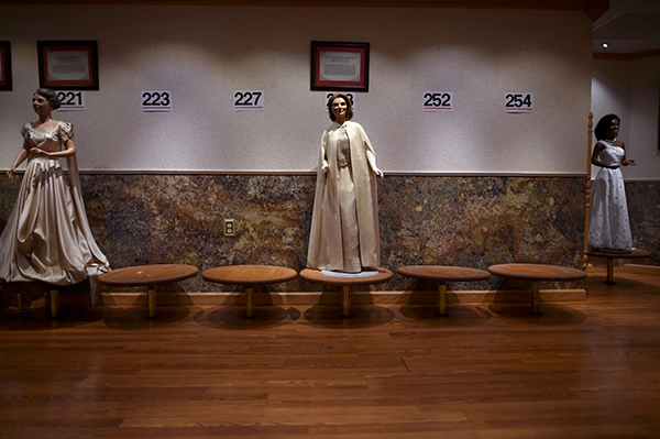 趣看｜美蜡像馆关门拍卖，“总统”和“第一夫人”遭打包带走