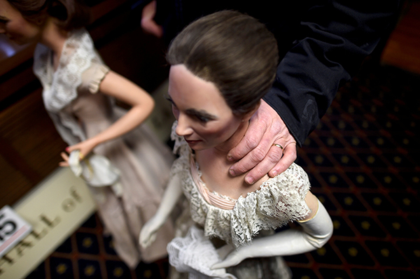 趣看｜美蜡像馆关门拍卖，“总统”和“第一夫人”遭打包带走