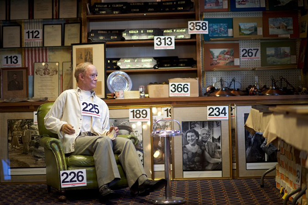 趣看｜美蜡像馆关门拍卖，“总统”和“第一夫人”遭打包带走