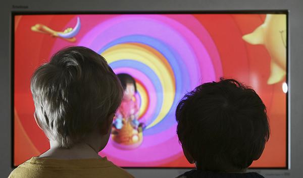 寒假家长莫放松电子产品监管，专家意见两岁前别让孩子看电视