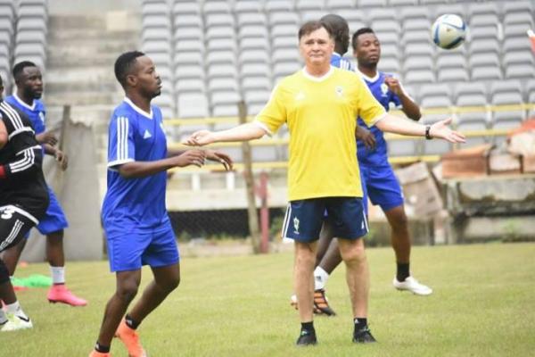 非洲杯东道主小组出局，卡马乔闹矛盾坑完国足坑加蓬