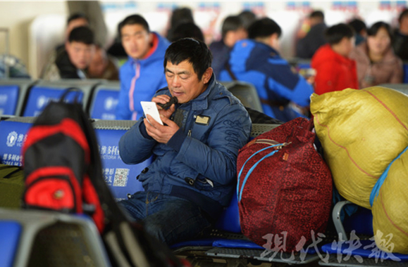 澎湃联播|不管赚多赚少，不管有没有对象，回家最重要