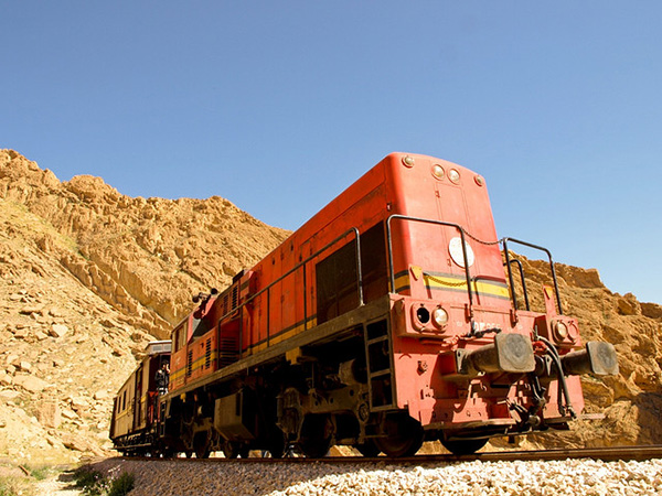 北非亚特拉斯山脉间，随“红蜥蜴”号列车远行