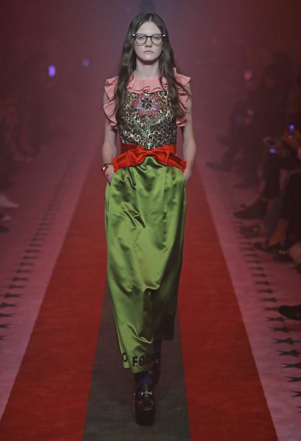 新年穿新色，草木绿单品正当红