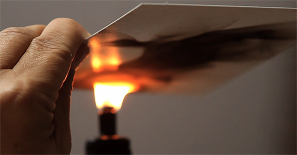 趣看｜用火焰烹制艺术，带着烟熏味的绘画作品