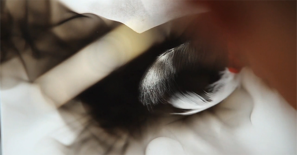 趣看｜用火焰烹制艺术，带着烟熏味的绘画作品