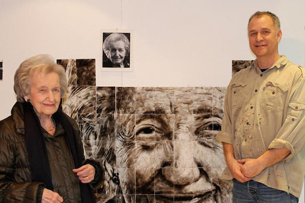 趣看｜用火焰烹制艺术，带着烟熏味的绘画作品