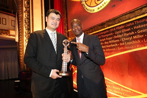 范甘迪自述眼中的姚明：非常独特的领袖，执教他万分荣耀