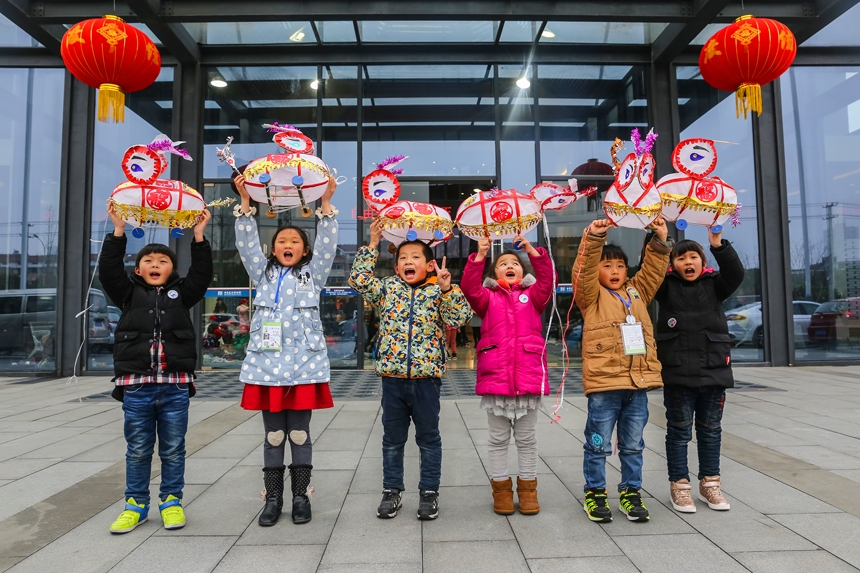 钱伟章摄 (小学生学做免儿灯  感受传统文化 )(1).jpg