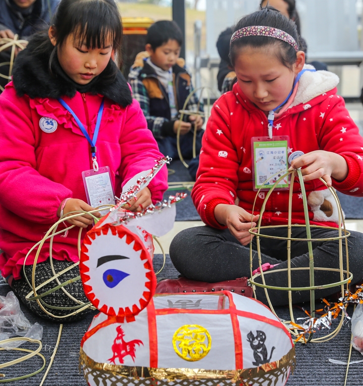 钱伟章摄 (小学生学做免儿灯  感受传统文化 )(2).jpg