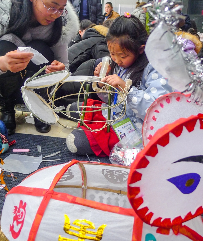 钱伟章摄 (小学生学做免儿灯  感受传统文化 )(3).jpg