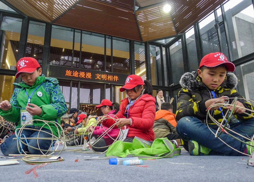 钱伟章摄 (小学生学做免儿灯  感受传统文化 )(4).jpg