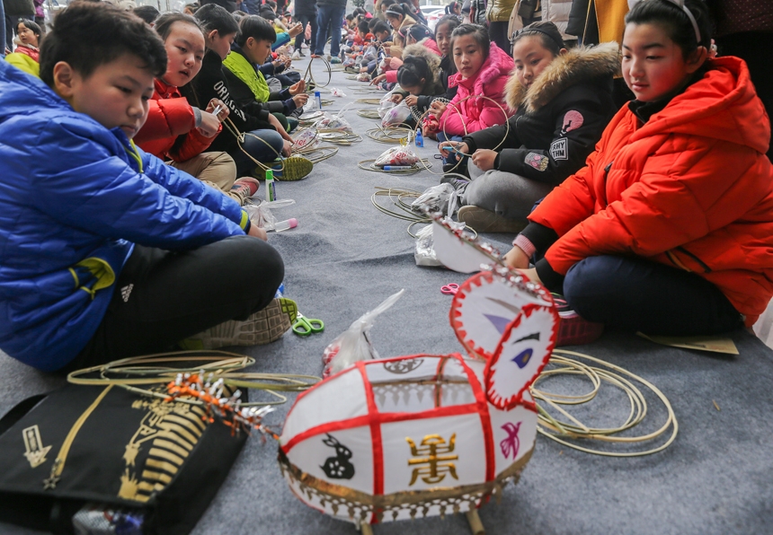 钱伟章摄 (小学生学做免儿灯  感受传统文化 )(5).jpg