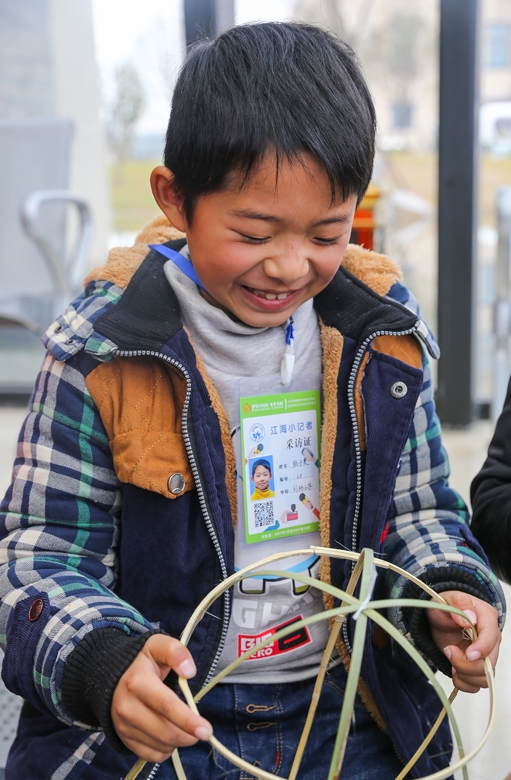 钱伟章摄 (小学生学做免儿灯  感受传统文化 )(6).jpg