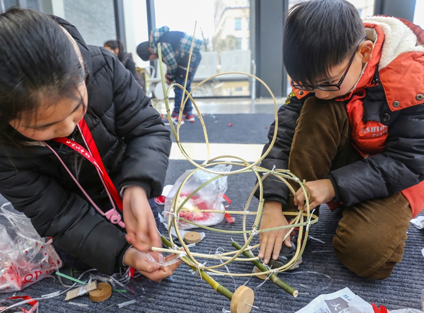 钱伟章摄 (小学生学做免儿灯  感受传统文化 )(7).jpg