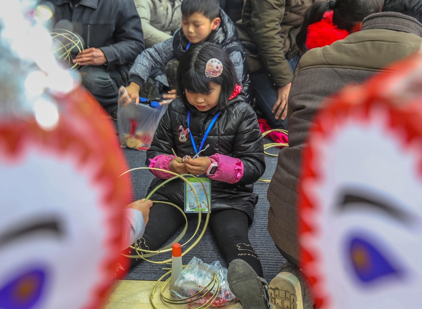 钱伟章摄 (小学生学做免儿灯  感受传统文化 )(8).jpg