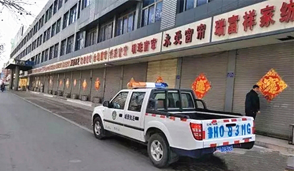 澎湃联播｜向鳄鱼扔钱和撕人家春联，哪个更傻？