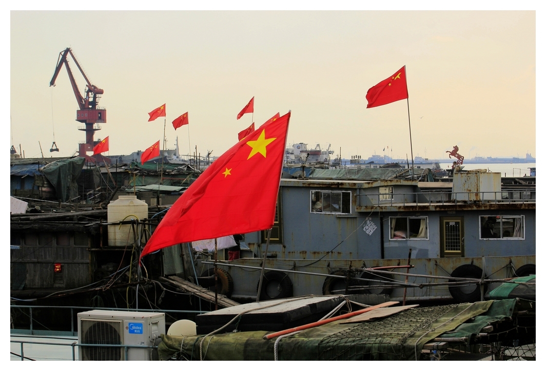 1、	船舶全部升起鲜红的国旗。