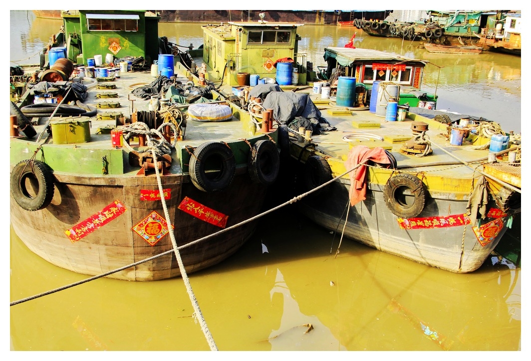 2、	船头贴着“一帆风顺”的横幅。