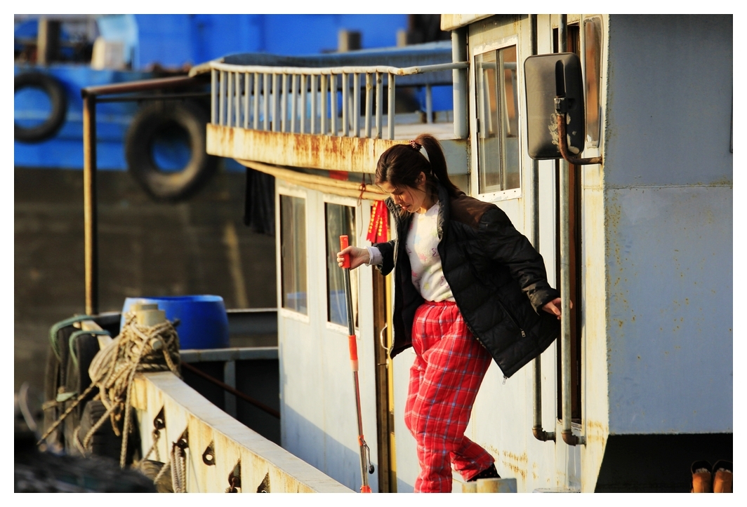 6、	船娘在忙着打扫卫生。