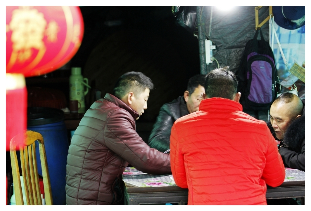 7、	男人在船舱里悠闲地斗地主。