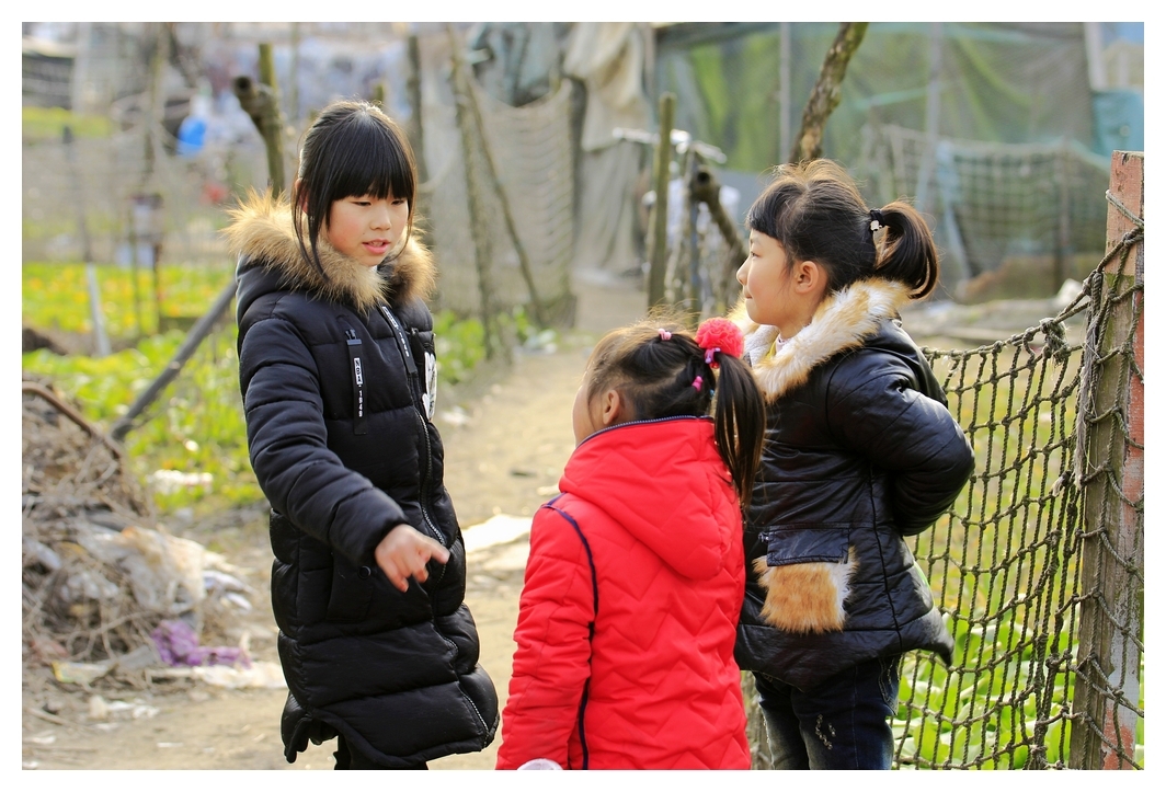 9、小孩子穿着新衣在岸边快乐的玩耍。