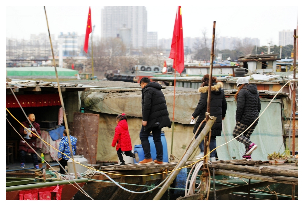 10、全家老小上岸游玩归来。