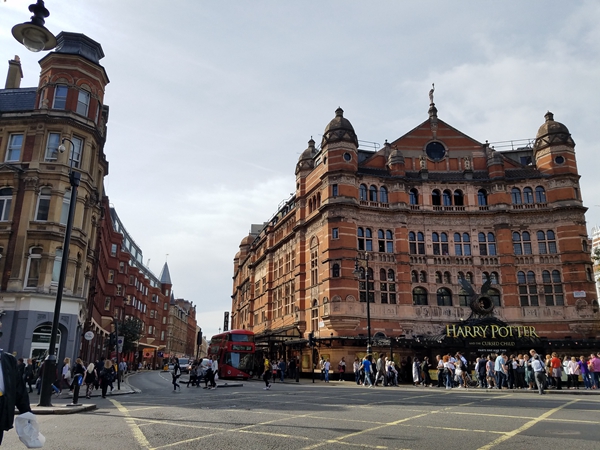 《书城》专稿|沈胜衣：查令十字街，书和电影内外的故事