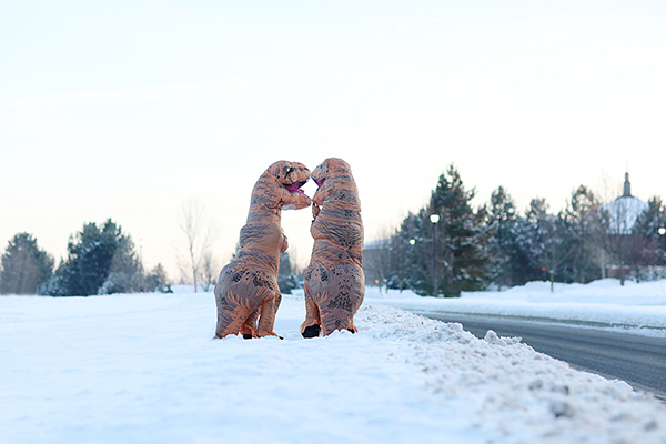 趣看｜浪漫没死！情侣身着恐龙服大秀“史前”恩爱