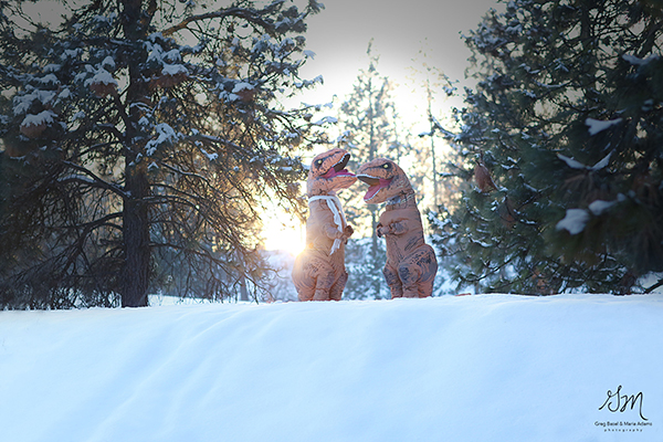 趣看｜浪漫没死！情侣身着恐龙服大秀“史前”恩爱