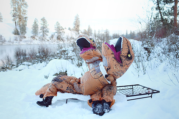 趣看｜浪漫没死！情侣身着恐龙服大秀“史前”恩爱