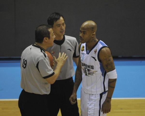 马布里撞上篮协“严刑峻法”枪口，有人说他早该被停赛