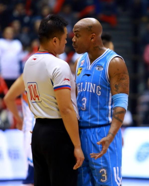 马布里撞上篮协“严刑峻法”枪口，有人说他早该被停赛