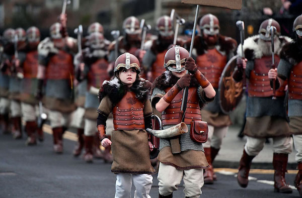 在设得兰群岛，参加一场维京海盗的狂欢仪式