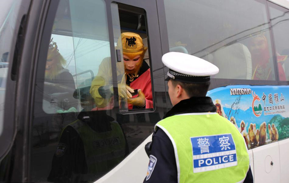 澎湃联播|看完中国诗词大会，别再满脑子皮皮虾我们走