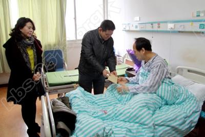 11 栾馨仁志愿者看望慰问患病职工.jpg